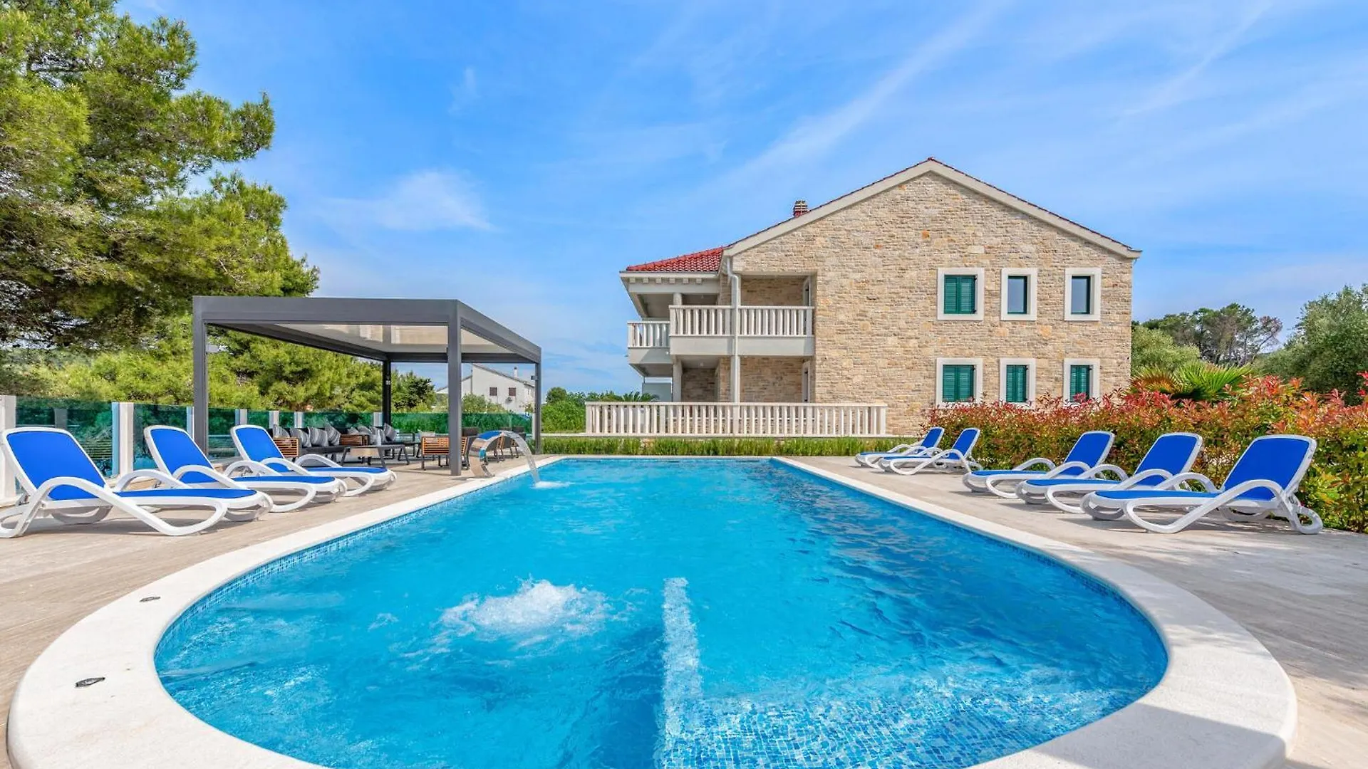 Gorgeous Apartment In Mrljane With Jacuzzi 0*,