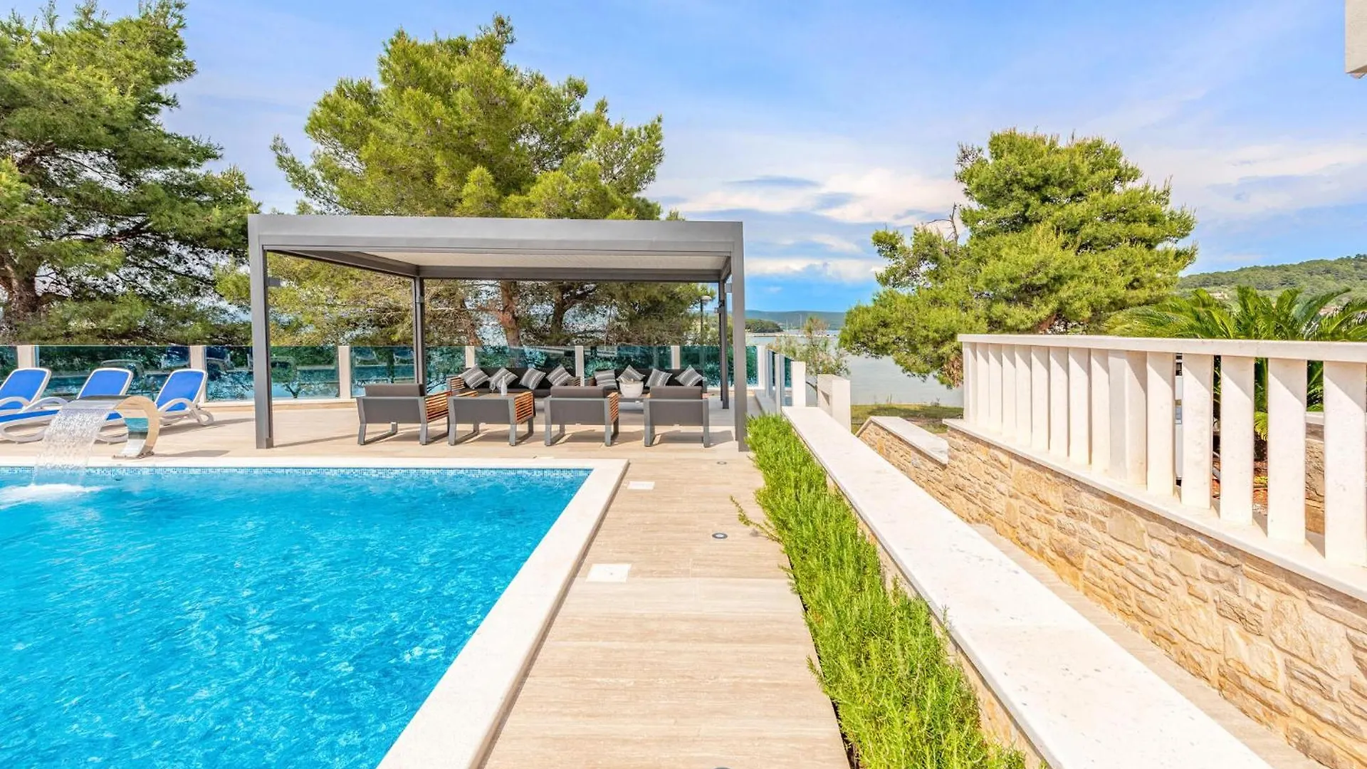 Gorgeous Apartment In Mrljane With Jacuzzi