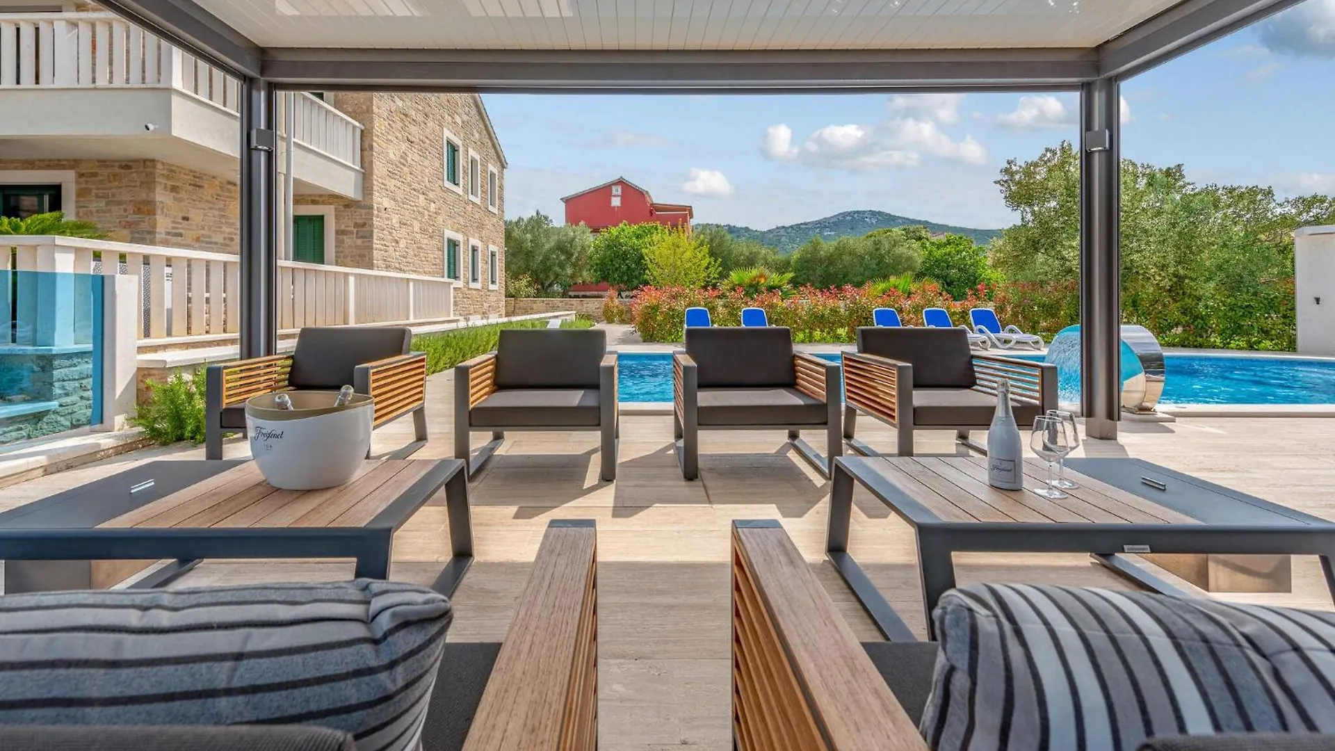 Gorgeous Apartment In Mrljane With Jacuzzi