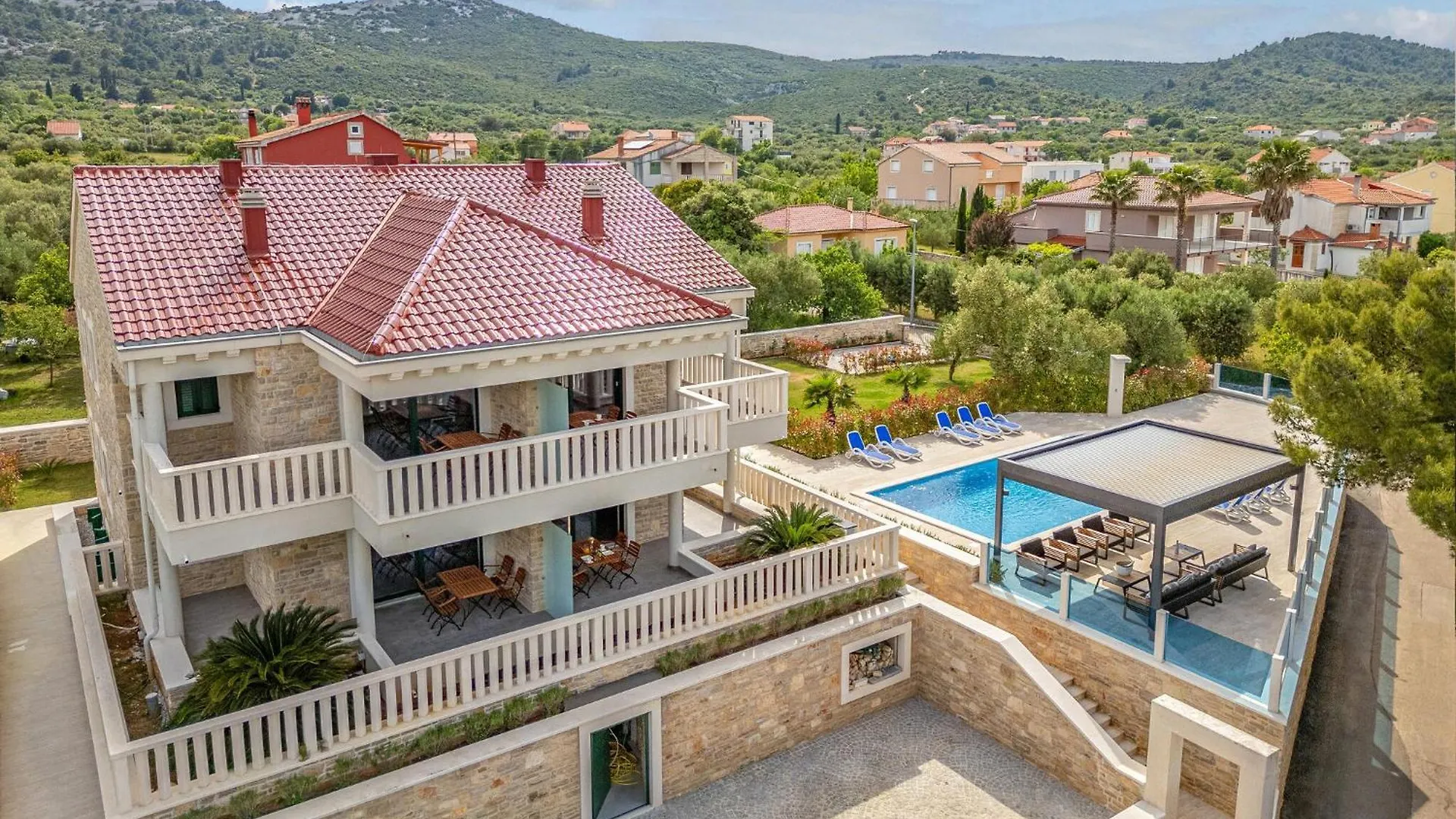 Gorgeous Apartment In Mrljane With Jacuzzi 0*,