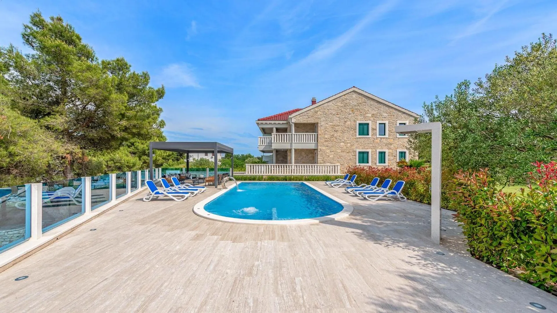 Gorgeous Apartment In Mrljane With Jacuzzi
